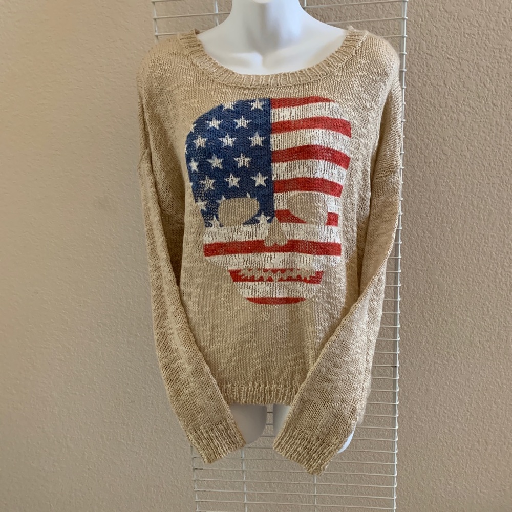 Women’s lightweight sweater w/ skull flag design